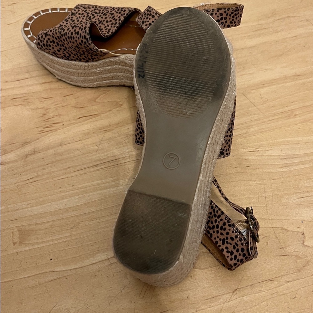 Universal Thread Tan Leopard Sandals - Picture 6 of 6